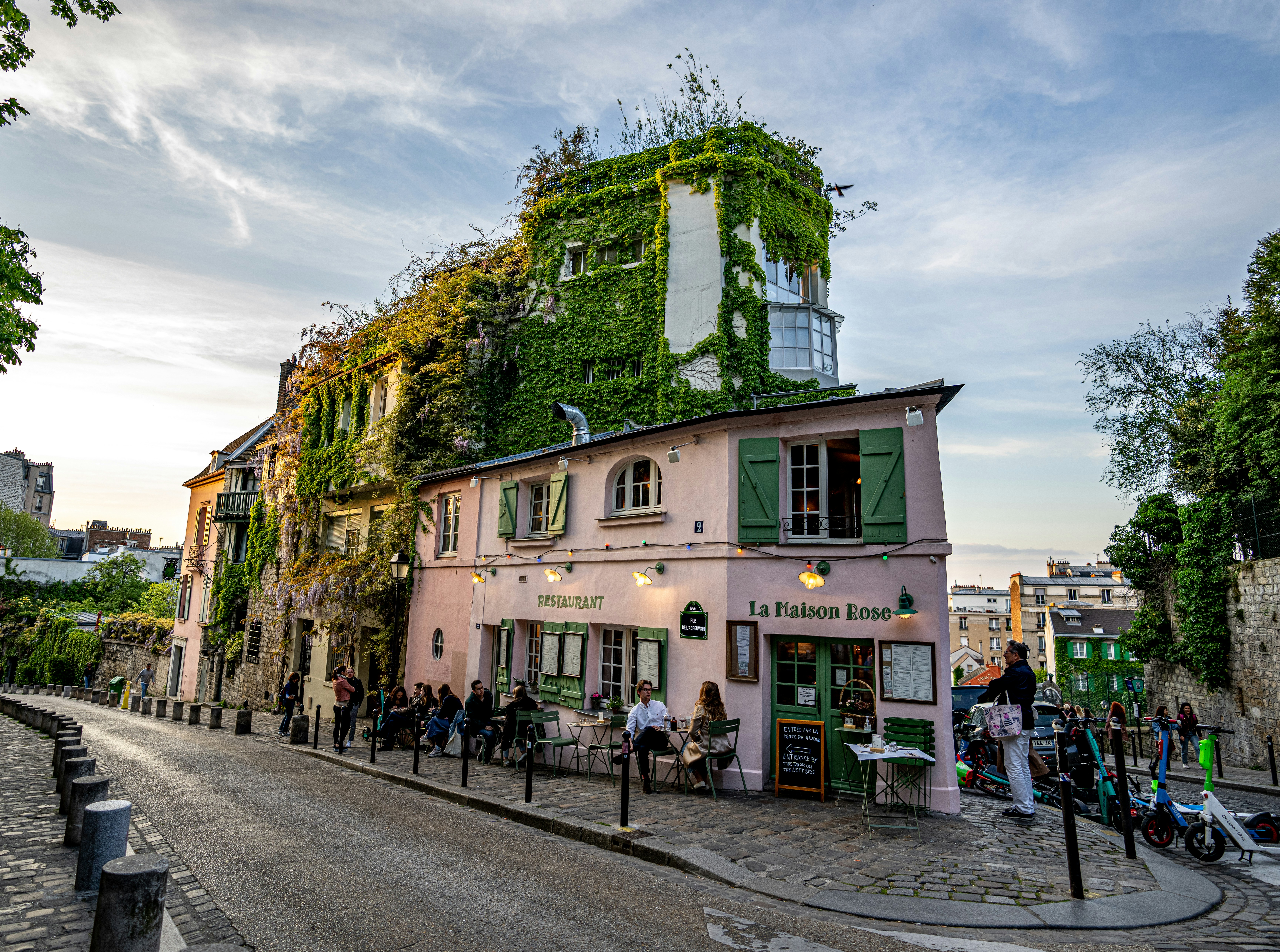 Montmartre Guided Walking Tour in Small Group - Alojamientos en Paris