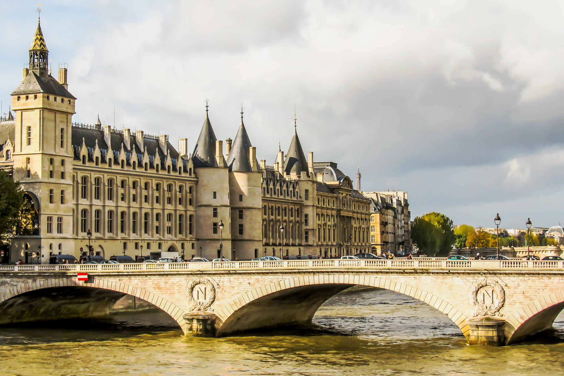 Notre-Dame Island & Skip-the-Line Sainte-Chapelle Tour in Small Group  - Acomodações em Paris