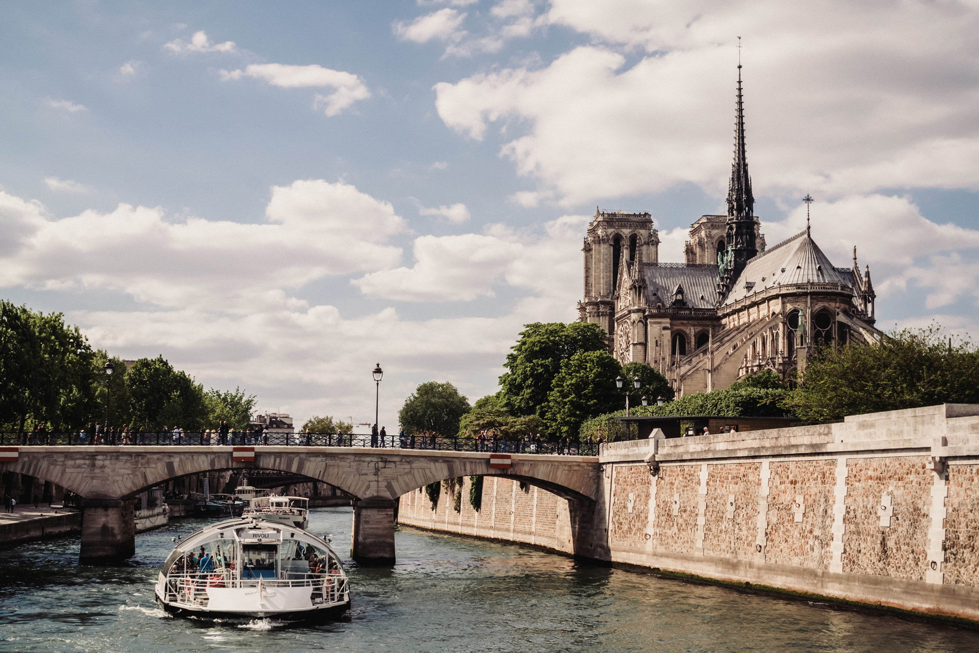 Notre-Dame Island & Skip-the-Line Sainte-Chapelle Tour in Small Group  - Acomodações em Paris
