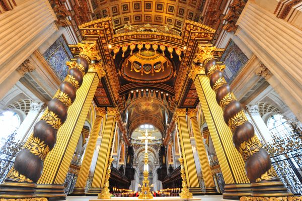 THE ALTAR OF SAINT PAUL'S CATHEDRAL