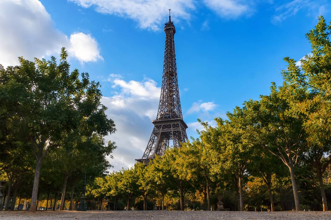 Escorted Day Trip to Paris with Eiffel Tower, Notre Dame and Lunch Cruise – Image 2 | WeShare